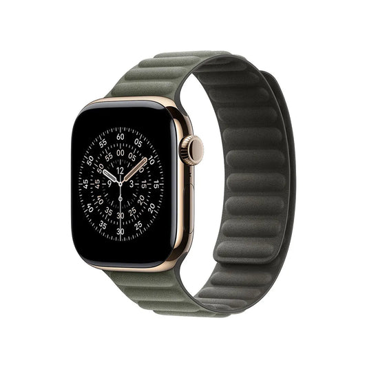 Das Apple Manetic Link Band 42 mm S/M Uhrenarmband in grau von Apple wird auf einer Smartwatch mit dunklem Bildschirm und strukturiertem Armband mit Magnetverschluss vor weißem Hintergrund gezeigt.