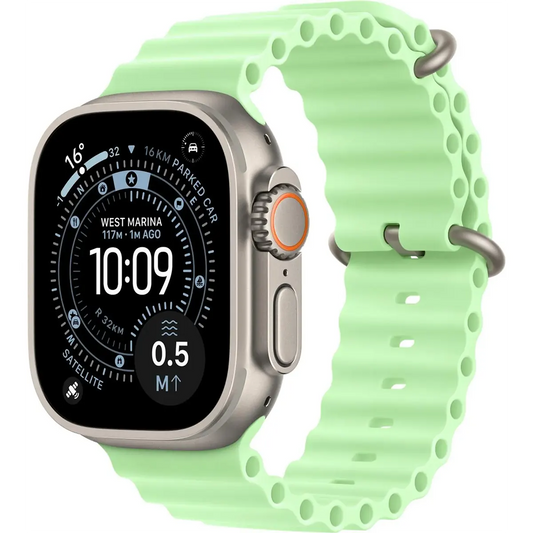 Apple Ocean Band 49 mm Uhrenarmband in Grün von Apple, getragen an einer Smartwatch, zeigt Navigationsdetails und Uhrzeit auf dem Display.