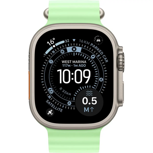 Apple Watch Ultra mit einem grünen Apple Ocean Band 49 mm Uhrenarmband von Apple, das eine kreisförmige GPS-Navigationsschnittstelle um 10:09 Uhr anzeigt.