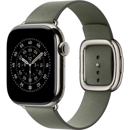 Apple Watch mit silbernem Gehäuse und grauem Apple Modern Buckle Band 42 mm von Apple, mit Magnetverschluss und analogem Zifferblatt mit Zahlen und Minutenmarkierungen.