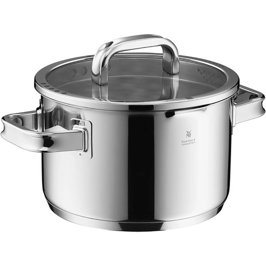 Das WMF Function 4 Advanced Topf-Set 4-teilig. - silber besteht aus glänzenden Edelstahltöpfen mit Glasdeckeln und stabilen Seitengriffen und vereint Langlebigkeit und Stil der Marke WMF.