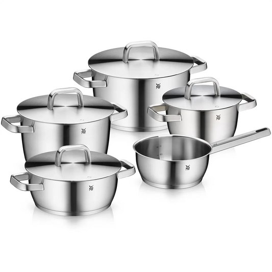 Ein hochwertiges 5-teiliges WMF Iconic-Topfset in Silber, bestehend aus fünf Edelstahltöpfen mit Deckeln – darunter ein Kochtopf –, wird vor einem weißen Hintergrund präsentiert und unterstreicht damit das Bekenntnis der Marke zu langlebiger Qualität und elegantem Design.