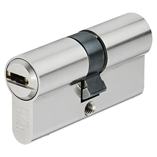 Der ABUS XD25 40/40 Profilzylinder in Silber wird aus einem Winkel mit einem Schlüsselloch vor einem weißen Hintergrund gezeigt.