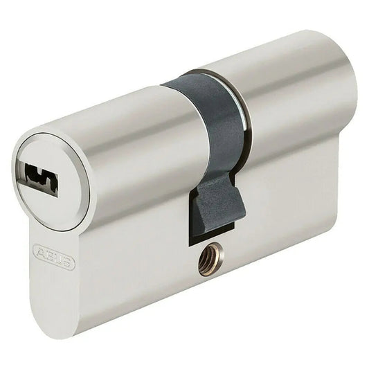 Der ABUS Abus D6X 50/60 Profilzylinder in Silber, ein Doppelzylinder-Europrofilschloss mit Schlüsselloch und Schraubloch, ist auf weißem Hintergrund abgebildet.