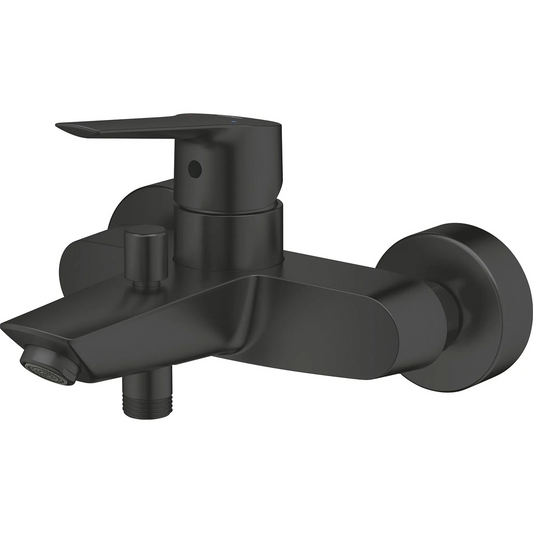 Die GROHE Start Badewannenarmatur - schwarz von Grohe zeichnet sich durch eine mattschwarze Oberfläche, einen Einhebelgriff und ein schlankes, wandmontiertes Design aus - ideal für moderne Badewannen.