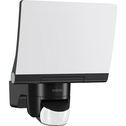 Der Steinel STEINEL XLED home 2 XL S – schwarz ist ein schwarz-weißer LED-Außenstrahler mit einem Bewegungssensor an der Unterseite, der sich perfekt für eine zuverlässige Außenbeleuchtung in jedem Außenbereich eignet.