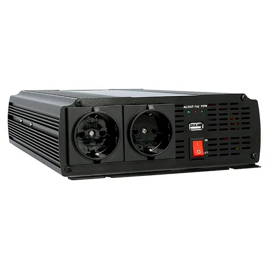 Der AEG ST 1000 Spannungswandler von AEG in Schwarz verfügt über zwei europäische Steckdosen, einen USB-Anschluss und einen roten Ein-/Ausschalter an der Vorderseite - perfekt als mobile 12V- bis 230V-Stromquelle für Ihre Geräte.