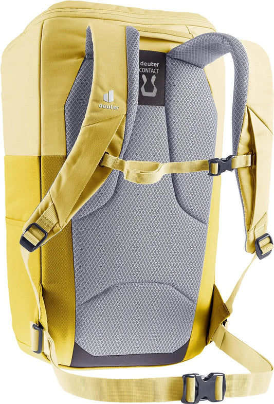 Der deuter UP Stockholm Rucksack - gelb verfügt über gepolsterte Gurte, ein Rückenpanel und ein 15-Zoll-Laptopfach (schräg von hinten).