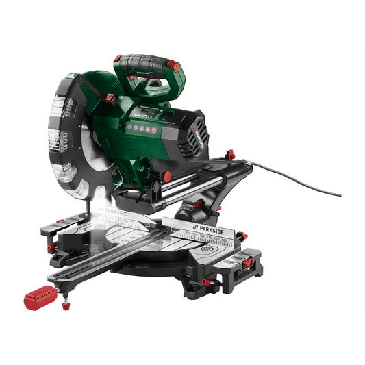 Eine grüne PARKSIDE PZKS 254 A1 Kapp- und Zugsäge - grün mit schwarzen Details, roten Einstellknöpfen, Gleitschiene und LED-Schatten-Schnittlinie für präzises Schneiden wird auf weißem Hintergrund gezeigt.