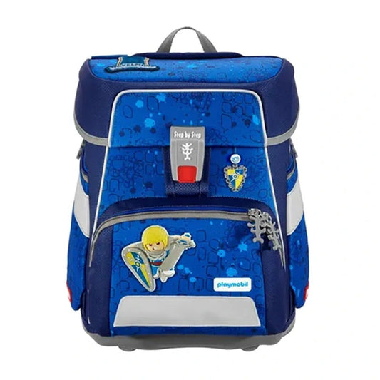 Step by Step Space - Limited Edition "Playmobil Novelmore Arwynn" (5-teiliges Set) blauer Kinderrucksack mit Cartoon-Ritter- und Schild-Grafik, Magic Mags Zubehör, abgebildet auf weißem Hintergrund.