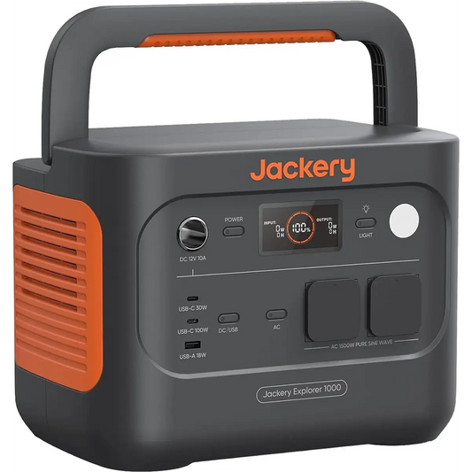 Die Jackery Explorer 1000 V2 EU Powerstation – grau von Jackery verfügt über LiFePO4-Technologie, mehrere Ein- und Ausgänge sowie einen Tragegriff – ideal für eine zuverlässige Notstromversorgung.