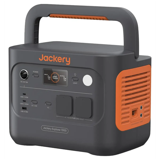 Die Jackery Explorer 1000 V2 EU Powerstation in Grau bietet zuverlässige Notstromversorgung, wo immer sie benötigt wird, und verfügt über einen Tragegriff sowie ein Bedienfeld. Das tragbare Design der bewährten Marke Jackery sorgt dafür, dass die Notstromversorgung auch unterwegs leicht zugänglich ist.