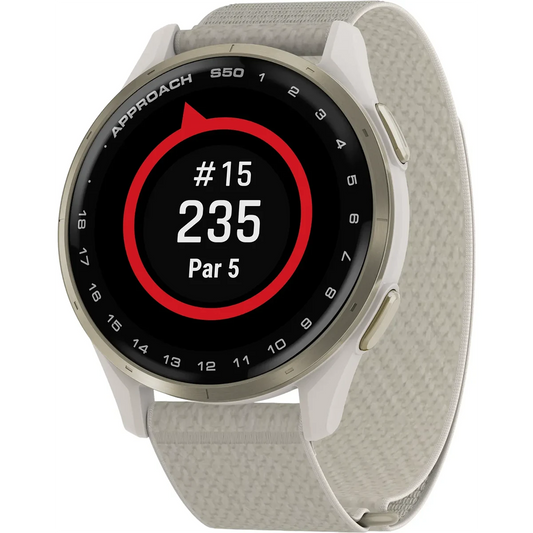 Die Garmin Approach S50 Smartwatch in Cremegold von Garmin zeigt das Golfloch #15, 235 Yards, Par 5, auf einer runden digitalen Oberfläche mit einem leichten Stoffarmband an.