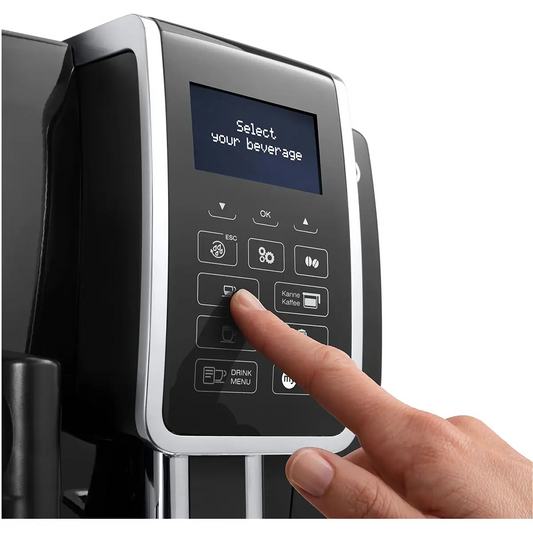 Eine Hand drückt auf eine Taste auf dem Touchscreen des De'Longhi ECAM 356.57.B Dinamica Kaffeevollautomaten, auf dem „Getränk auswählen“ angezeigt wird.