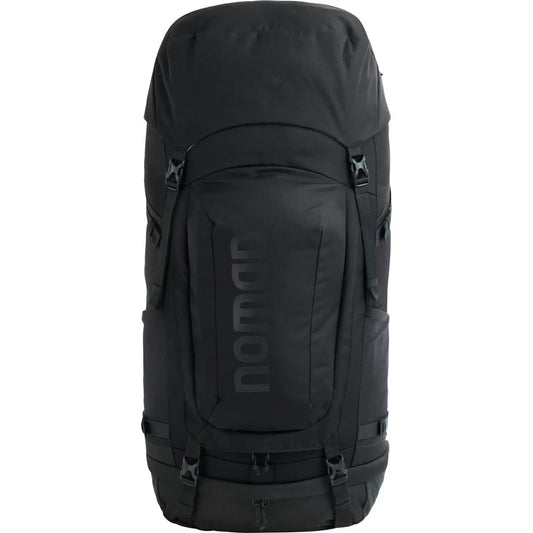 Der NOMAD Batura 55 l Trekkingrucksack in Schwarz hat ein geräumiges Fassungsvermögen von 55 Litern und trägt den Schriftzug NOMAD senkrecht auf der Fronttasche.