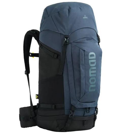 Der NOMAD Batura 55 l Trekkingrucksack in blau, von NOMAD, ist aufrecht auf weißem Hintergrund abgebildet.
