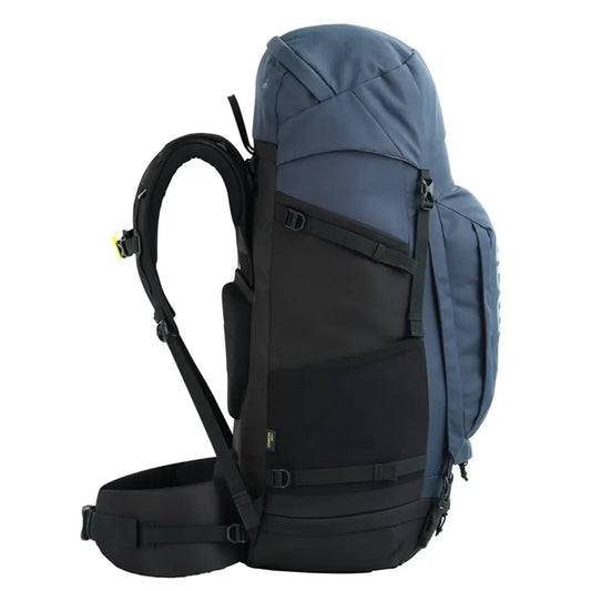 Seitenansicht des NOMAD Batura 55 l Trekkingrucksack in blau, mit mehreren Gurten und gepolsterter Schulterauflage von NOMAD.