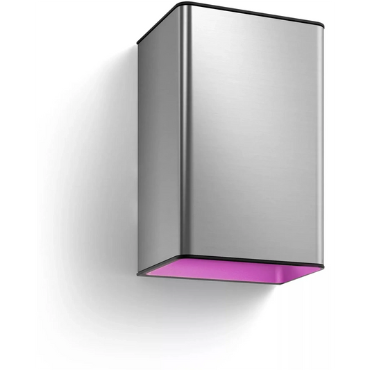 Eine moderne Wandleuchte wie die „Philips Hue Resonate Außenwandleuchte – Edelstahl“ von Philips strahlt an ihrer Unterkante ein sanftes rosa Licht aus und bietet individuell anpassbare Lichteffekte mit den Funktionen „White“ und „Color Ambiance“.