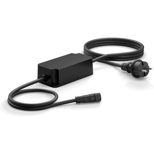 Das „Philips Hue Outdoor Netzteil – schwarz“ von Philips ist ein schwarzes Netzteil, das an einem Ende über einen Netzstecker und am anderen Ende über einen zylindrischen Stecker verfügt. Es wurde speziell für die Kompatibilität mit Niedervolt-Außenbeleuchtungssystemen entwickelt und bietet eine robuste Schutzart nach IP67, um einen zuverlässigen Betrieb im Außenbereich zu gewährleisten.