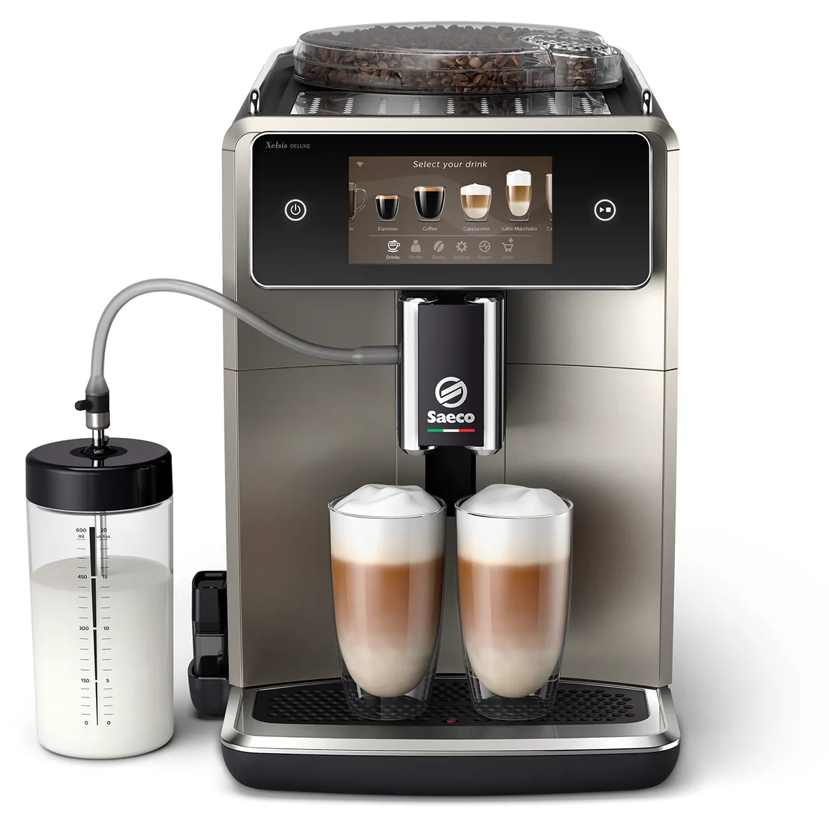 Der Philips Saeco Xelsis Deluxe SM8782/30 Kaffeevollautomat bereitet dank BeanMaestro-Technologie zwei Kaffeespezialitäten zu, während der Milchbehälter angeschlossen ist und die Tassen bereitstehen.