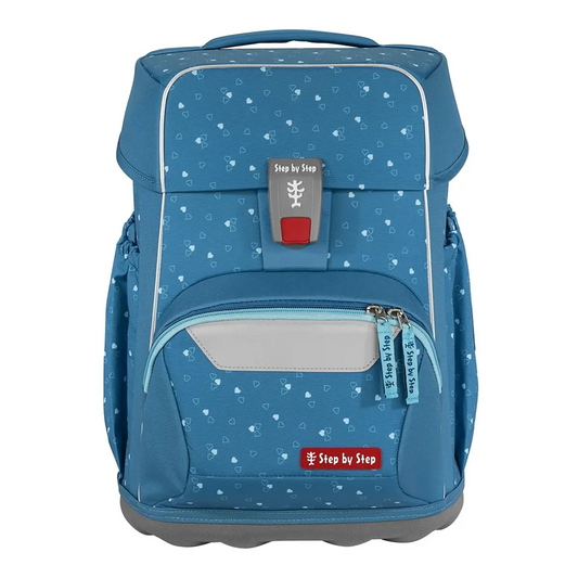 Das Step by Step BASIS Ranzen-Set "Blue Hearts" 4-teilig ist ein blauer ergonomischer Schulranzen mit kleinen Herzchenmustern, einer Vordertasche und Step by Step-Etiketten an den Reißverschlüssen und der Klappe.