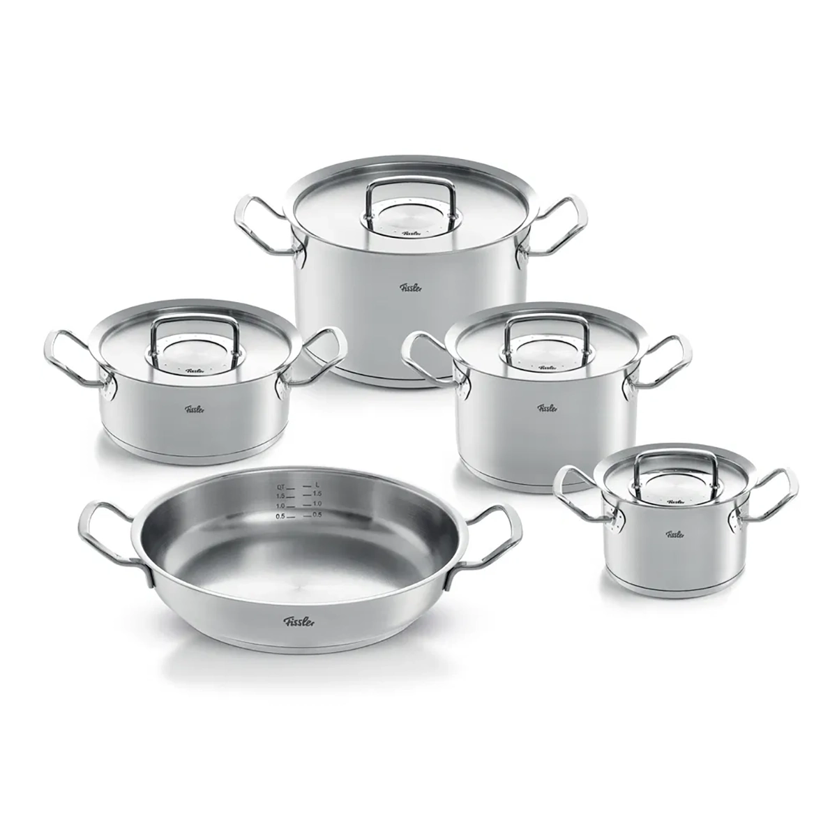 Das Fissler Topfset 5-tlg. ORIGINAL-PROFI COLLECTION, ein induktionsgeeignetes Topf- und Pfannenset aus Edelstahl mit Deckeln, präsentiert sich elegant auf weißem Hintergrund - ideal für moderne Küchen.
