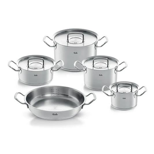 Das Fissler Topfset 5-tlg. ORIGINAL-PROFI COLLECTION, ein induktionsgeeignetes Topf- und Pfannenset aus Edelstahl mit Deckeln, präsentiert sich elegant auf weißem Hintergrund - ideal für moderne Küchen.