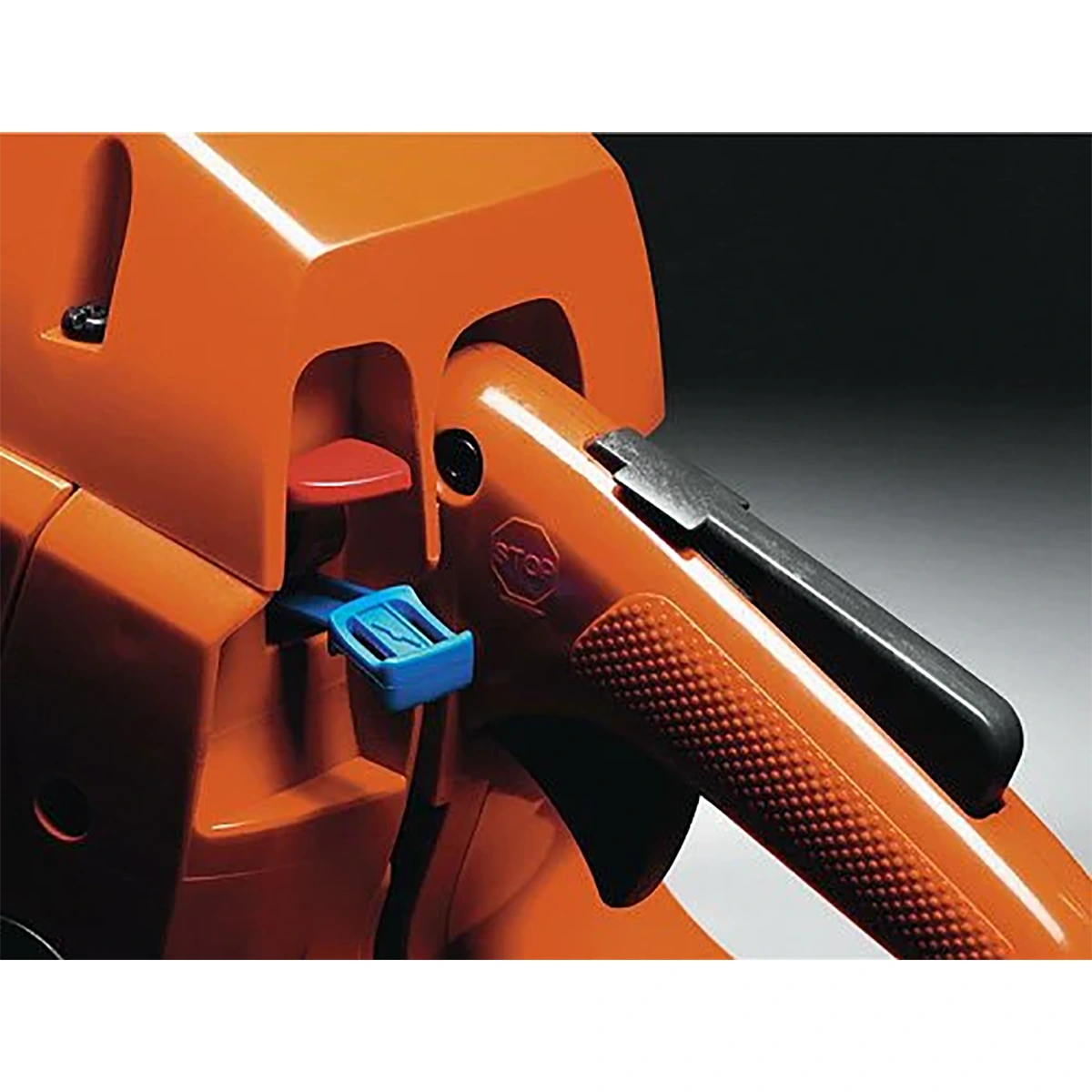 Nahaufnahme des Griffs und der Bedienelemente der orangefarbenen Husqvarna 120 Mark II (36 cm) Motorsäge. Zu sehen sind der strukturierte Griff, der schwarze Hebel sowie blaue und rote Tasten zur einfachen Bedienung und Einstellung des Werkzeugs.