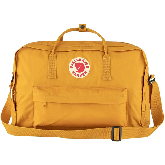 Der Fjällräven Kånken Weekender Rucksack in Gelb verfügt über Tragegriffe, eine Vordertasche und einen verstellbaren Schultergurt - ideal als große Reisetasche für jedes Abenteuer.