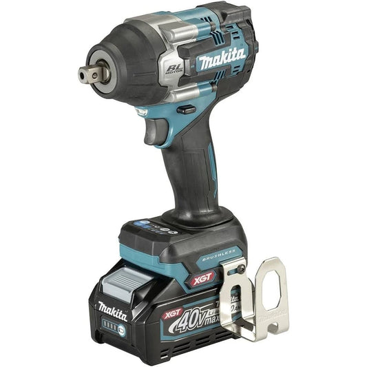 Der Makita TW008GM201 Akku-Schlagschrauber 40V max. XGT wird in den Farben Teal, Schwarz und Silber mit einem Befestigungshaken und einem an der Basis befestigten Akkupack angeboten.