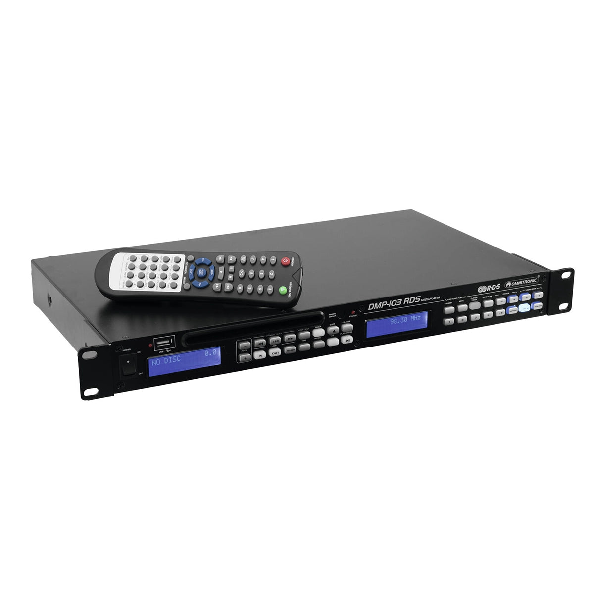 Der Omnitronic DMP-103RDS ist ein schwarzer Rackmount-CD-/MP3-Player mit RDS-Tuner, Front-USB-Anschluss, Display, mehreren Tasten und Disc-Einschub. Eine schwarz-silberne Omnitronic-Fernbedienung ruht auf dem Gerät.
