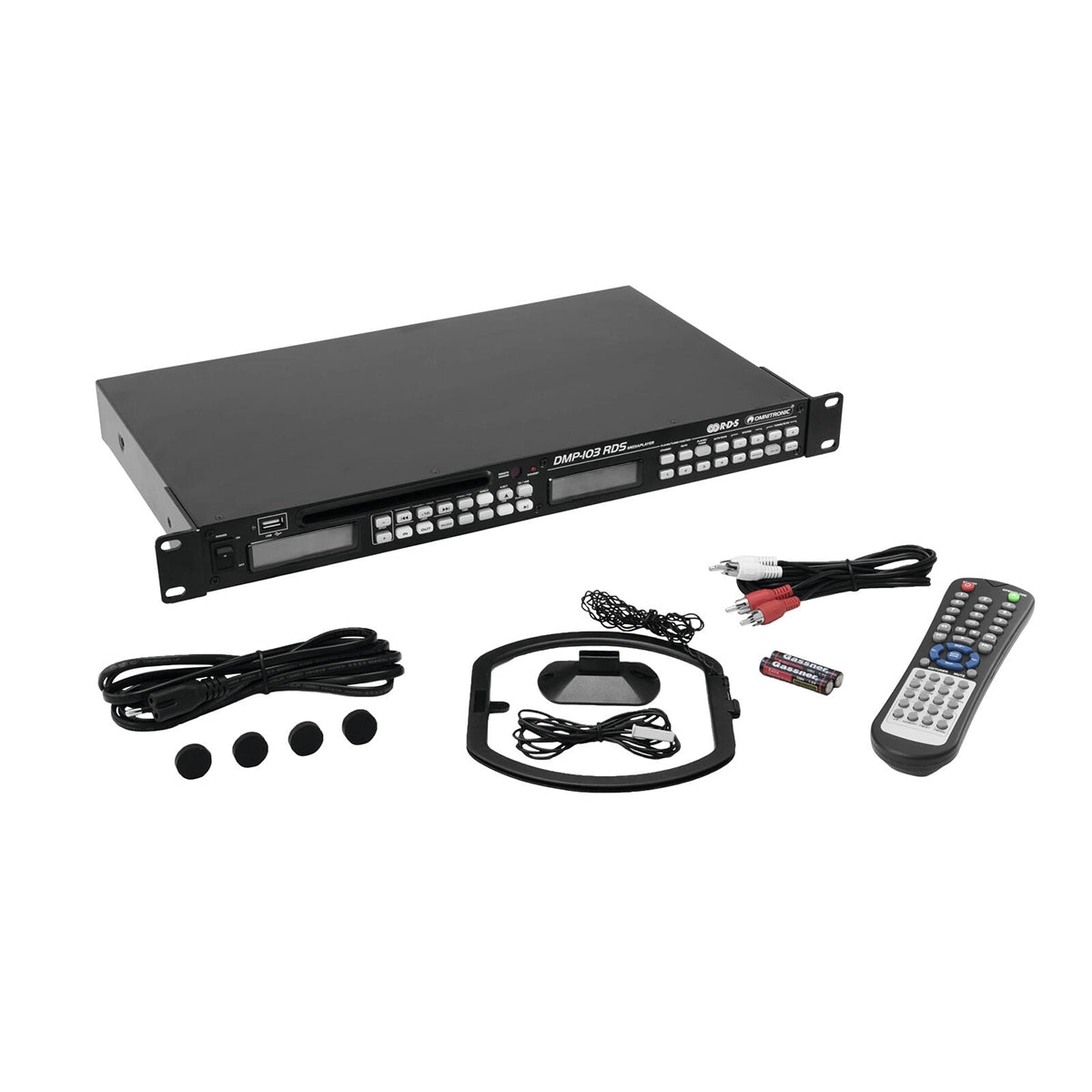 Der Omnitronic DMP-103RDS ist ein schwarzer Rackmount-CD/MP3-Player mit RDS-Tuner und USB-Schnittstelle, abgebildet mit Fernbedienung, zwei Kabeln, vier Gummifüßen, einem Audiokabel, Netzadapter und zwei AAA-Batterien.