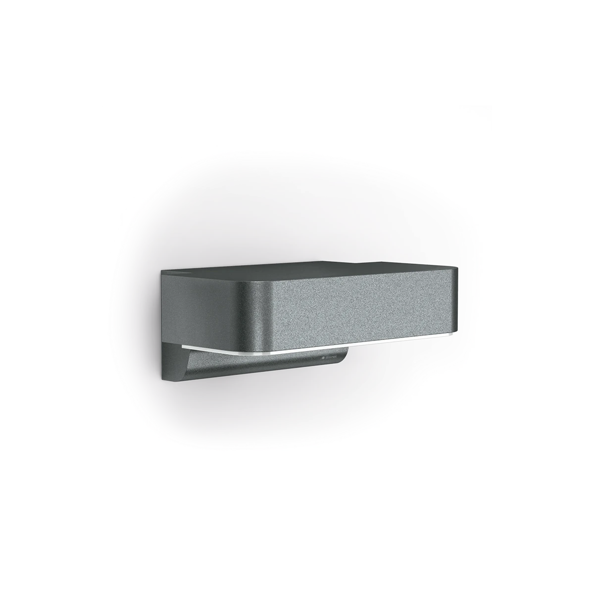 Die Steinel Sensor-LED-Außenleuchte "L 800 SC ANT Connect" ist eine moderne, matt dunkelgraue, rechteckige Wandleuchte mit schlanker horizontaler Öffnung und Bluetooth-Konnektivität, die an einer weißen Wand montiert wird.
