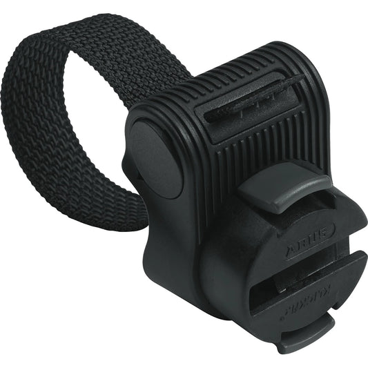 Die ABUS Granit Plus 640/135HB230 + TexKF verfügt über eine schwarze Kunststoffklemme mit strukturiertem Gurt, die sich perfekt zur Sicherung von Gegenständen an E-Bikes eignet und neben dem Bügelschloss zusätzlichen Diebstahlschutz bietet.