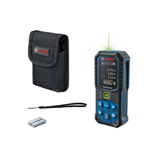 Das Bosch Professional GLM 50-25 G Laser-Entfernungsmesser von Bosch mit grünem Laser enthält ein Etui, eine Handschlaufe und zwei AAA-Batterien, alles auf weißem Hintergrund.
