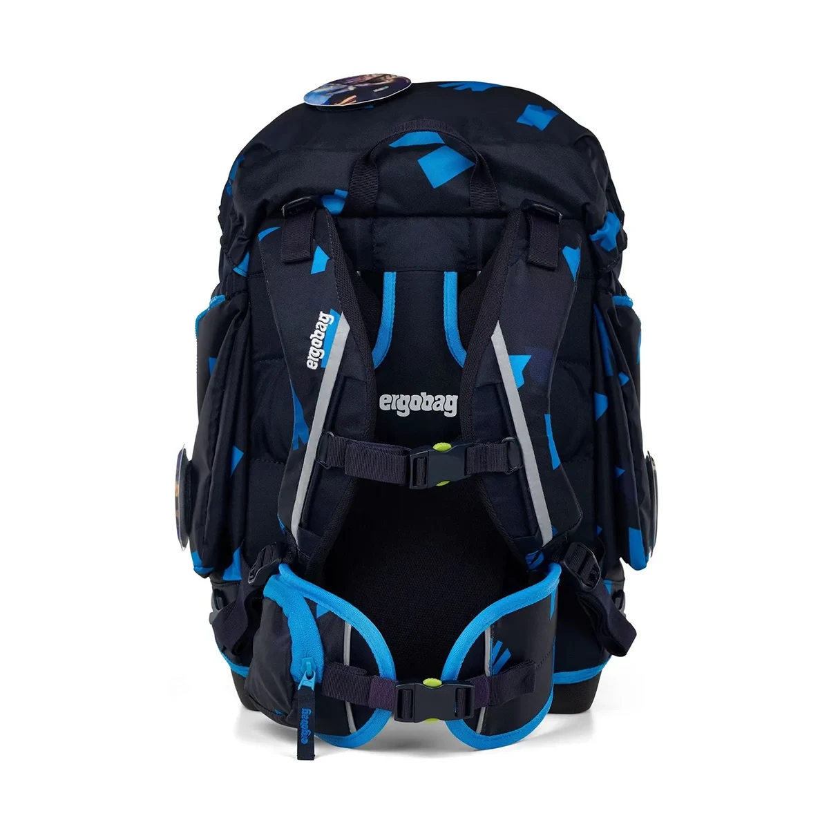 Das ergobag PACK Schulranzen-Set "VerfolgBärjagd", 6-teilig von ergobag zeigt sich von hinten und hebt seine gepolsterten Schultergurte und Schnallen hervor, die für ergonomischen Komfort und stilvollen Halt im Schulalltag sorgen.