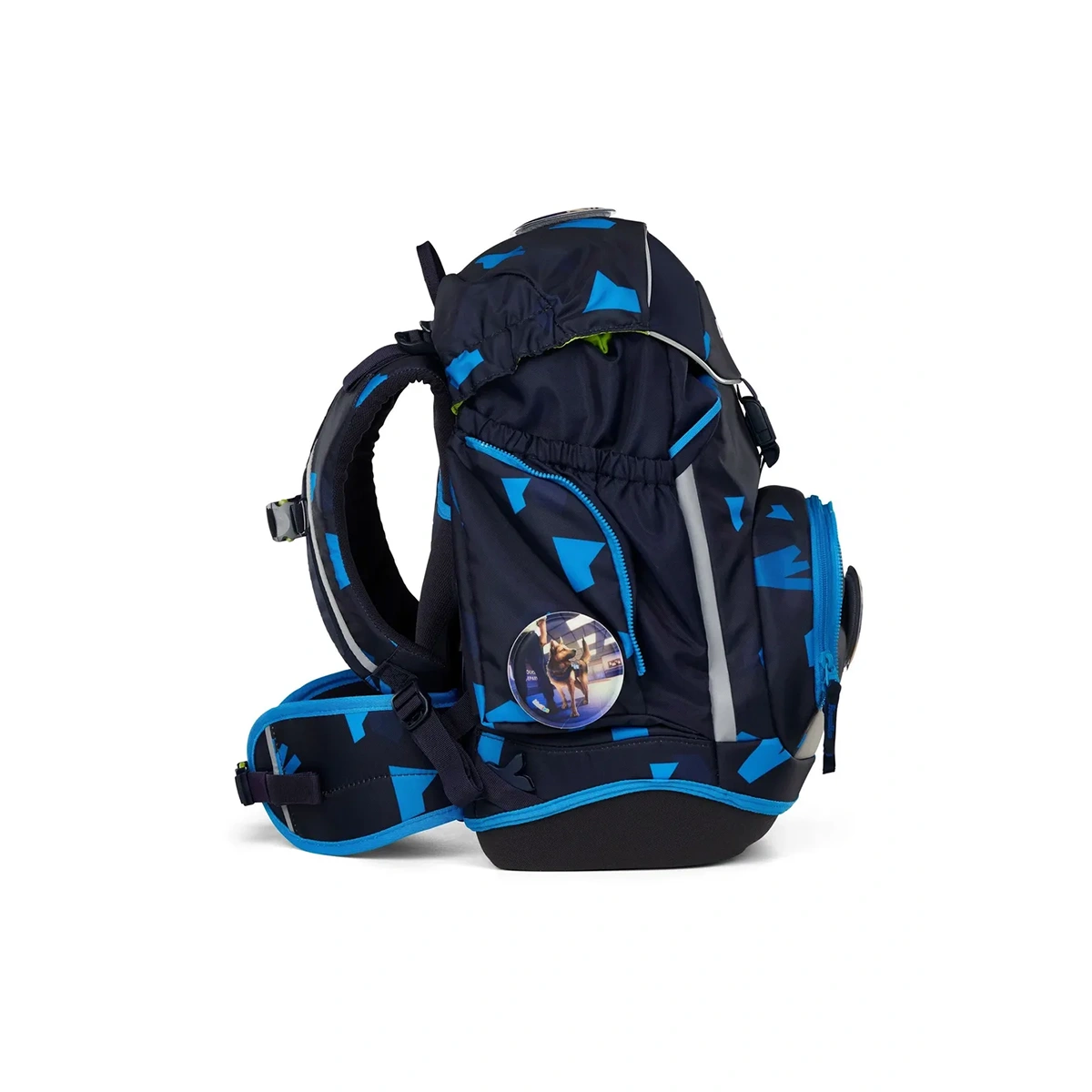 Das ergobag PACK Schulranzen-Set "VerfolgBärjagd", 6-teilig von ergobag hat ein marineblaues Design mit geometrischen Formen, eine Seitentasche und einen runden Pin an der Seite.