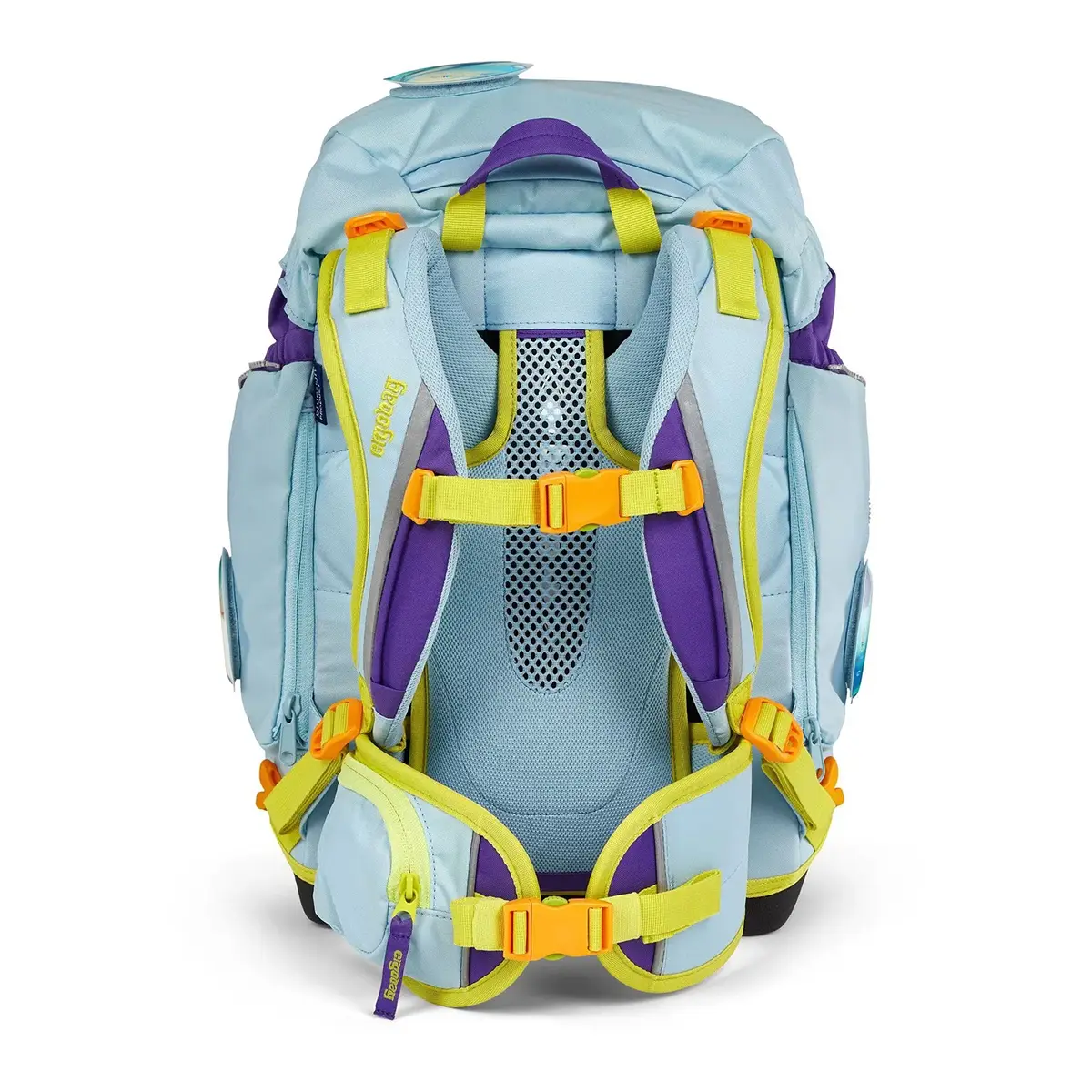 Das ergobag Pack "TauchBär" Schulranzen-Set 6-teilig von ergobag ist von hinten in hellblau abgebildet, mit gelben und lila Trägern, Rückenpolsterung und Seitentaschen.