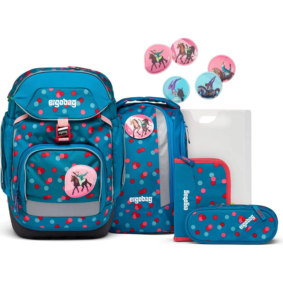 Das ergobag Pack Schulranzen-Set "VoltiBär" (6-teilig) von ergobag besteht aus einem blau-roten Schulrucksack mit Polka Dots, Einhorn-Aufnähern, passendem Zubehör und einem ergonomischen, verstellbaren Tragesystem.