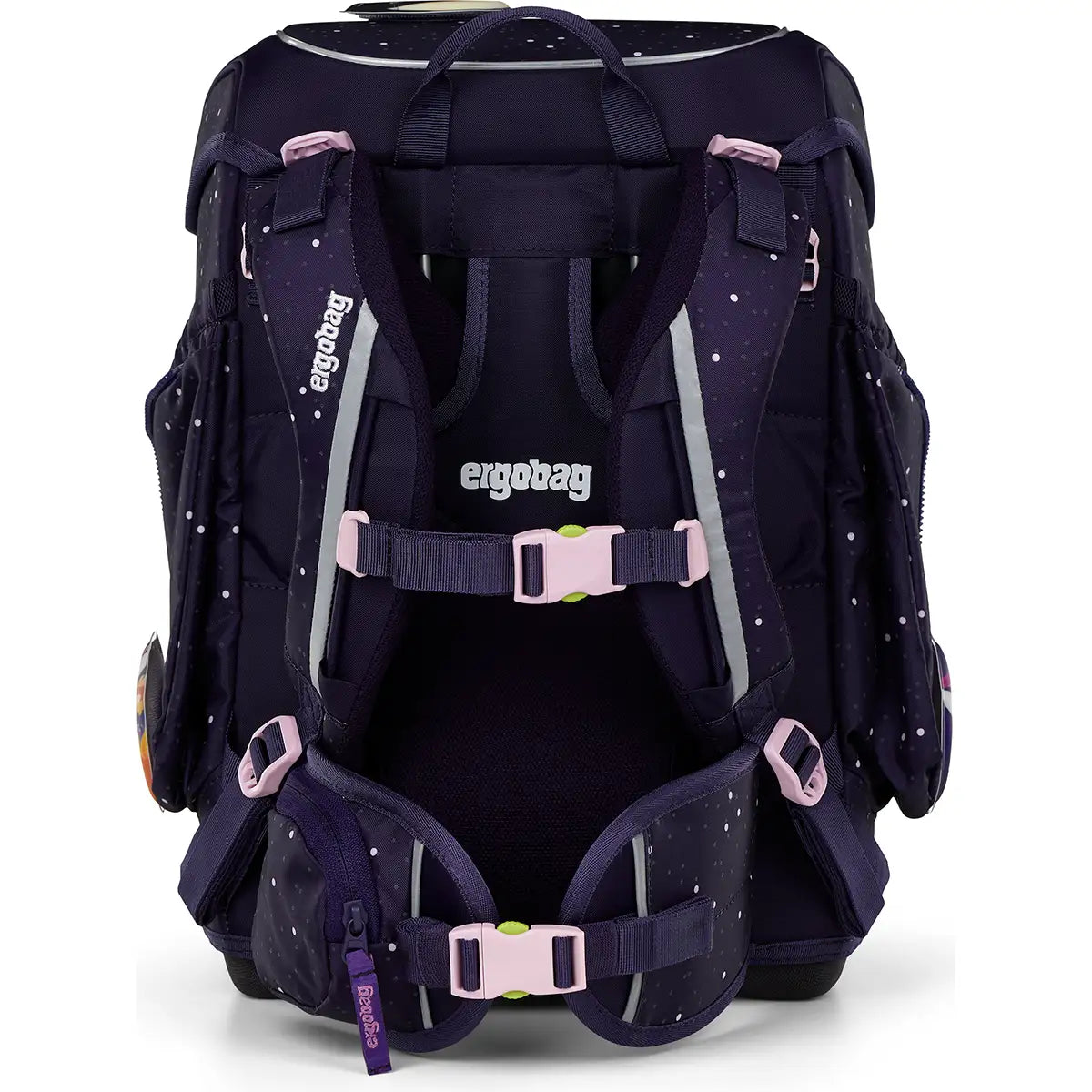 Der ergobag Cubo Set (2025) SternguckBär von ergobag ist ein dunkelvioletter Schulrucksack mit verstellbaren, gepolsterten Schulter-, Brust- und Hüftgurten, rosafarbenen Schnallenakzenten, Seitentaschen, einem gesprenkelten Muster und Reflex Glow Edition Branding auf der Rückseite.