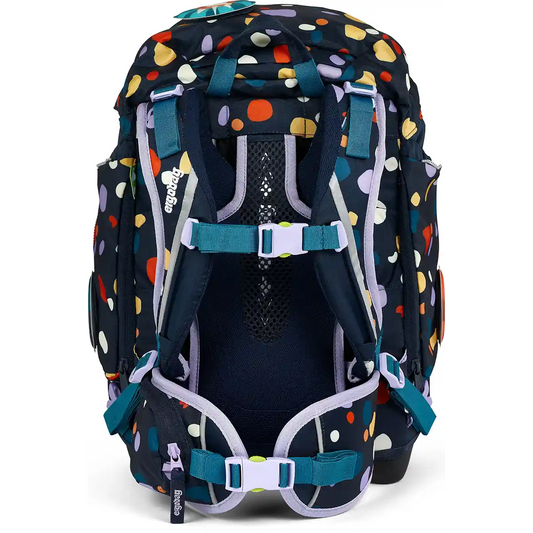 Das ergobag Pack Schulranzen-Set "Bärnsteinhöhle" (6-tlg.) überzeugt mit ergonomischen, gepolsterten Trägern, nachhaltigen Materialien und einem navyfarbenen Design mit bunten Polka Dots.