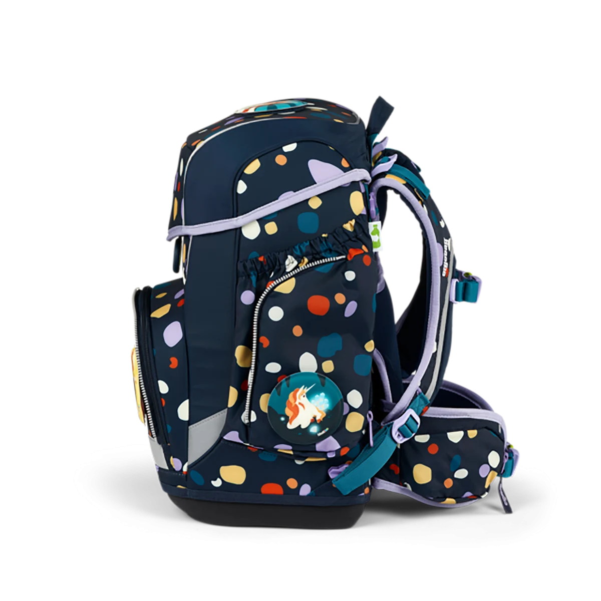 Seitenansicht des ergobag Cubo "Bärnsteinhöhle" Schulranzen-Set 5-teilig mit einem Einhorn-Aufnäher auf der Tasche, dargestellt vor weißem Hintergrund.