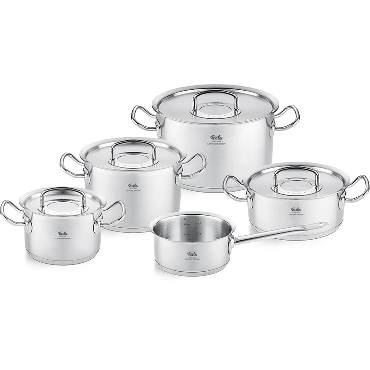 Fünf Fissler Edelstahltöpfe und -pfannen mit Deckeln und Griffen aus dem Topfset Original Profi 5-tlg. Retro Limited Edition sind in einer Gruppe auf weißem Hintergrund angeordnet.
