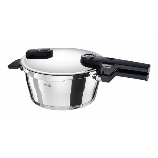 Ein Fissler Vitaquick Premium Ø22 cm 3,5L Schnellkochtopf mit glänzender Edelstahloberfläche, schwarzem Griff und sicherer Deckelverriegelung ist vor einem weißen Hintergrund abgebildet.