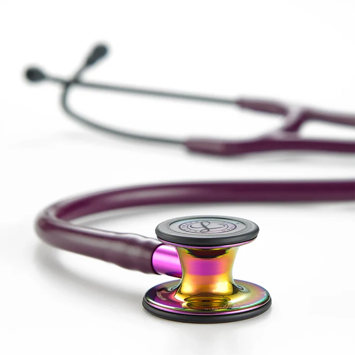 Eine Nahaufnahme eines violetten und goldenen 3M Littmann Cardiology IV 27" Diagnostic Stethoscope von 3M Littmann auf einem weißen Hintergrund.