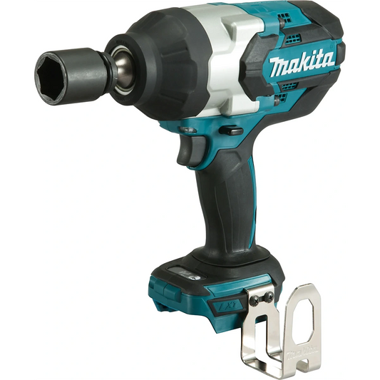 Der Makita DTW1002Z - 18V Akku-Schlagschrauber (Solo) von Makita zeichnet sich durch ein blau-schwarzes Design, einen 18V LXT-Akku und einen robusten Metall-Gürtelclip an der Basis für einen bequemen Transport aus.