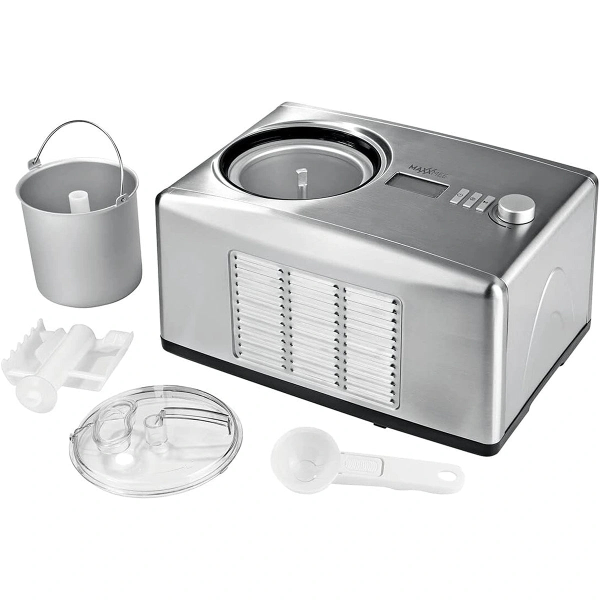 Die MAXXMEE Eismaschine 150W - silber verfügt über Kompressor, 5-Liter-Behälter, digitales Display, entnehmbaren Behälter, Kunststofflöffel, Rührpaddel, transparenten Deckel und Zubehör - alles auf weißem Hintergrund arrangiert.