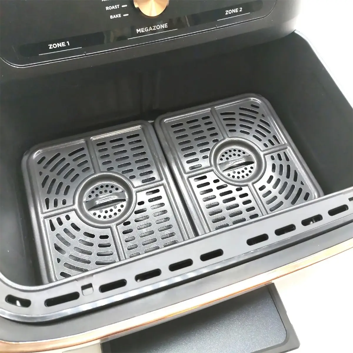 Offene Frittierschublade mit zwei herausnehmbaren Grillschalen im Inneren, die die Vielseitigkeit der Ninja Foodi FlexDrawer Dual Zone Heißluftfritteuse von Ninja mit einem Fassungsvermögen von 4 l unterstreicht.