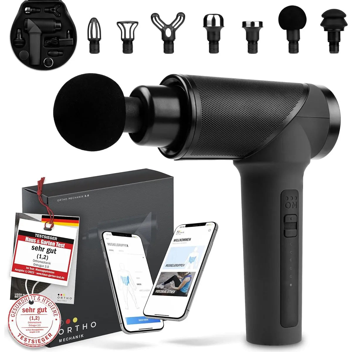 Die Ortho Mechanik OrthoGun 3.0 Massagepistole von OrthoMechanik in schwarz, mit mehreren austauschbaren Köpfen, einer Tragetasche, Produktbox, Prüfsiegel und zwei Smartphones mit der App für Tiefengewebsmassage und Muskelregeneration auf weißem Hintergrund.