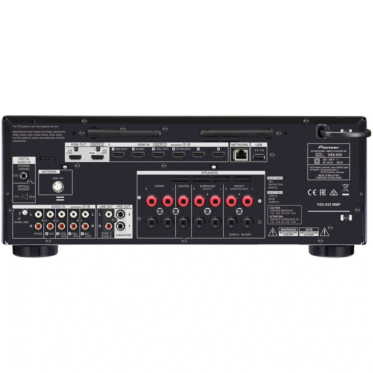 Rückansicht des Pioneer VSX-935M2 7.2-Kanal-AV-Receivers von Pioneer mit Eingangs-/Ausgangsanschlüssen, Lautsprecherklemmen und Anschlussetiketten; unterstützt 8K und Dolby Atmos für ein beeindruckendes Heimkinoerlebnis.